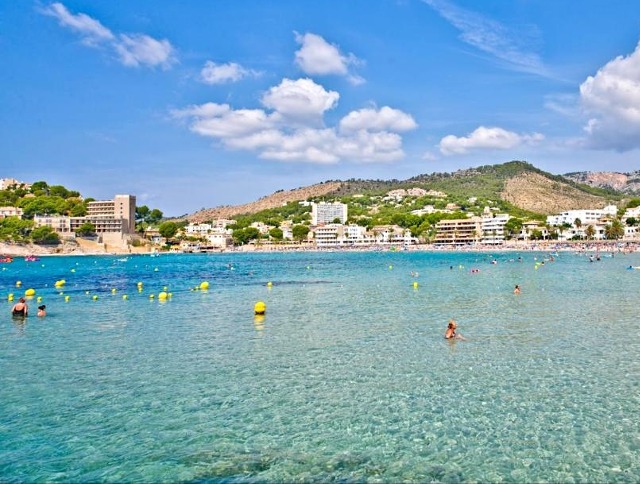 Türkisblaue Bucht vor der Küste Mallorcas, nahe des Hotels Playas de Paguera - jetzt buchen!