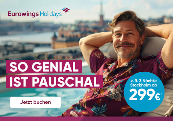 Ein Mann sitzt auf einem Liegestuhl an einem Rooftop-Pool in Stockholm und lächelt in die Kamera.